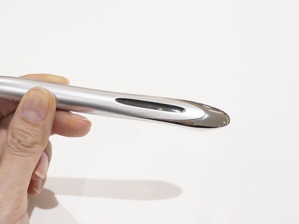 SALONIAから一本3役のペン型美顔器が誕生。点、面、流れに対応する「フェイスカレントポインター」の実力は？