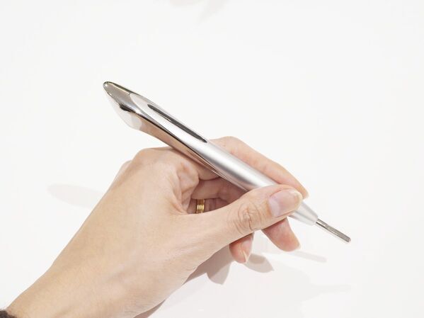 SALONIAから一本3役のペン型美顔器が誕生。点、面、流れに対応する「フェイスカレントポインター」の実力は？