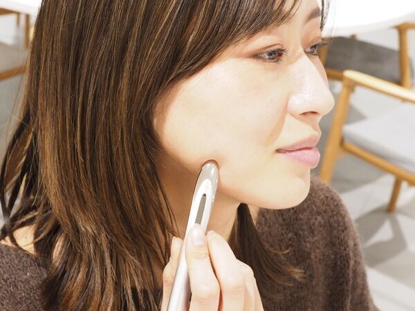 SALONIAから一本3役のペン型美顔器が誕生。点、面、流れに対応する「フェイスカレントポインター」の実力は？