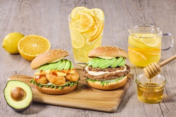 【フレッシュネスバーガー】生アボカドを1／2個使った贅沢バーガーが期間限定で登場