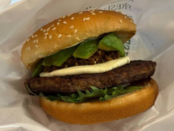 “生”アボカド1/2個の衝撃！　フレッシュネスバーガーの“春限定バーガー”が贅沢すぎた