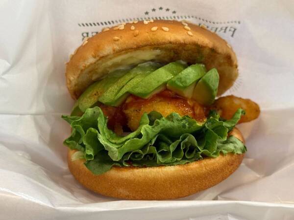 “生”アボカド1/2個の衝撃！　フレッシュネスバーガーの“春限定バーガー”が贅沢すぎた