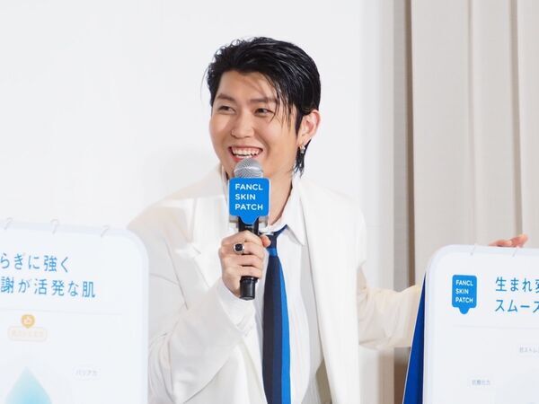 浜辺美波とMrs. GREEN APPLEが肌解析に挑戦！　イメージキャラクターを務める「FANCL SKIN PATCH」とは？