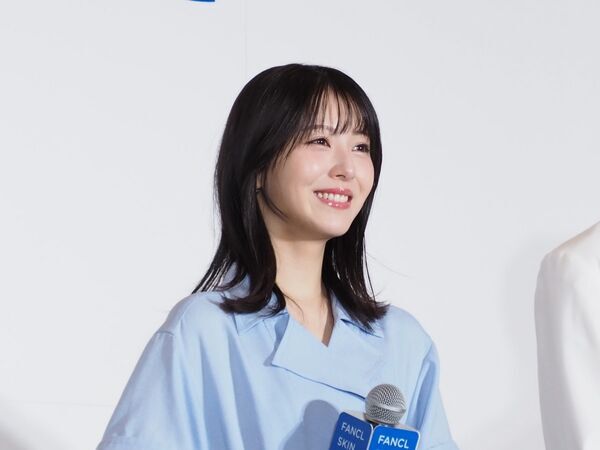 浜辺美波とMrs. GREEN APPLEが肌解析に挑戦！　イメージキャラクターを務める「FANCL SKIN PATCH」とは？