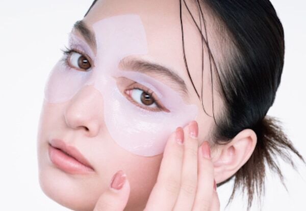 目もとから眉間までケアできる。エイジーセオリー、独自形状の「目もと用シートマスク」が登場