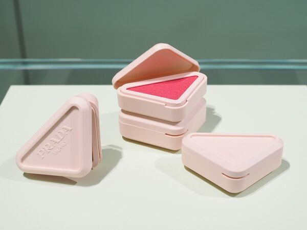 パケ買い必至！　プラダ ビューティから新感覚のチーク「プラダ タッチ」が誕生