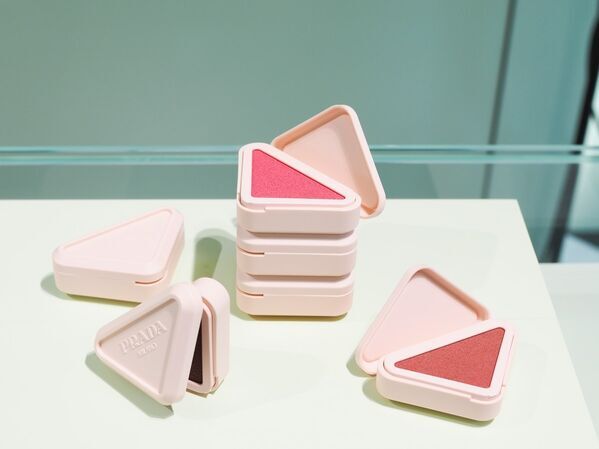 パケ買い必至！　プラダ ビューティから新感覚のチーク「プラダ タッチ」が誕生