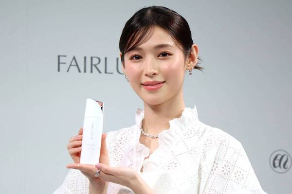 白石聖が透明感の秘訣を明かす！　メナード「フェアルーセント」新ミューズ就任発表会で書道を披露