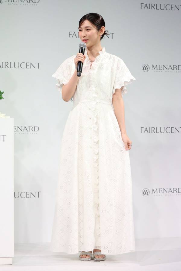 白石聖が透明感の秘訣を明かす！　メナード「フェアルーセント」新ミューズ就任発表会で書道を披露