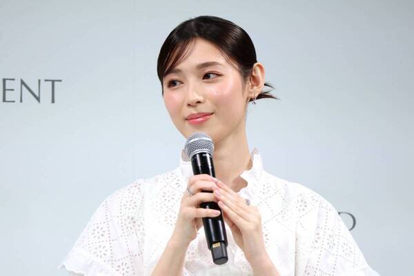 白石聖が透明感の秘訣を明かす！　メナード「フェアルーセント」新ミューズ就任発表会で書道を披露