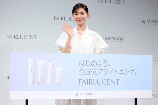 白石聖が透明感の秘訣を明かす！　メナード「フェアルーセント」新ミューズ就任発表会で書道を披露