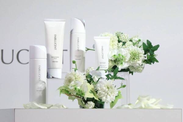 白石聖が透明感の秘訣を明かす！　メナード「フェアルーセント」新ミューズ就任発表会で書道を披露