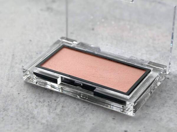 “血色感”はどうやってつくる？　春の血色を宿す“好印象フェイス”はADDICTION「ザ ブラッシュ マット」が司る