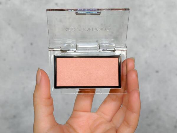 “血色感”はどうやってつくる？　春の血色を宿す“好印象フェイス”はADDICTION「ザ ブラッシュ マット」が司る