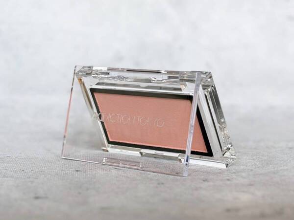 “血色感”はどうやってつくる？　春の血色を宿す“好印象フェイス”はADDICTION「ザ ブラッシュ マット」が司る