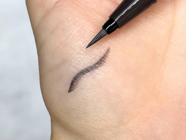【グレージュアイライナー3選】春メイクにセレクトしたいムーディな締め色。発色、使いやすさを比較