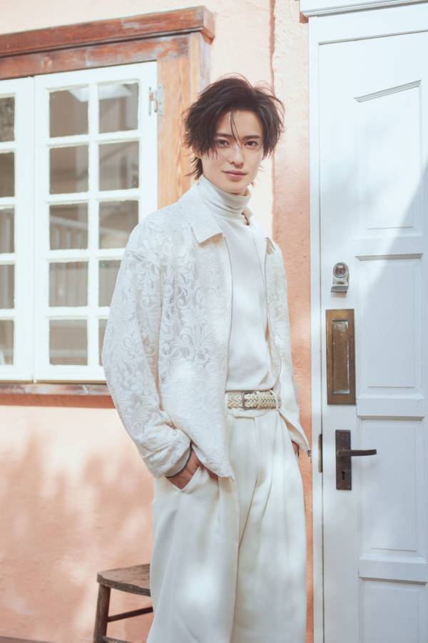 話題の俳優・冬野心央の“意外な素顔”に迫る。初カレンダーで魅せた新境地と撮影の裏側【動画あり】