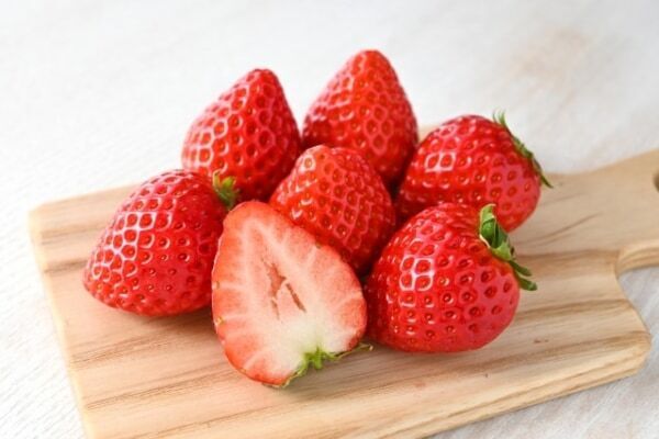 【夢占い】いちごの夢は恋愛運UPのチャンス！　シーン別にいちごの夢が持つ暗示を解説