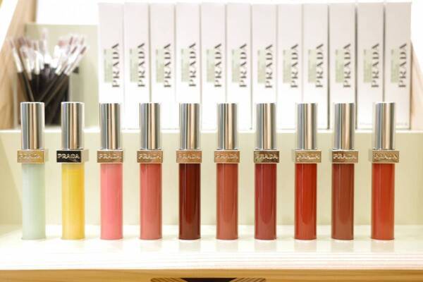 春ギフト探しにおすすめ！　プラダ ビューティが表参道ヒルズで“マーケット”イメージの期間限定ポップアップ開催中