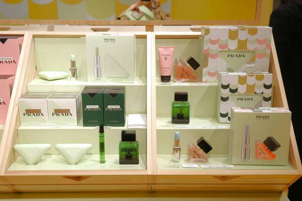 春ギフト探しにおすすめ！　プラダ ビューティが表参道ヒルズで“マーケット”イメージの期間限定ポップアップ開催中