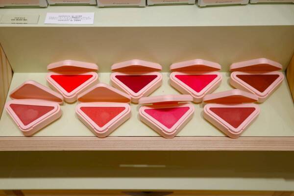 春ギフト探しにおすすめ！　プラダ ビューティが表参道ヒルズで“マーケット”イメージの期間限定ポップアップ開催中