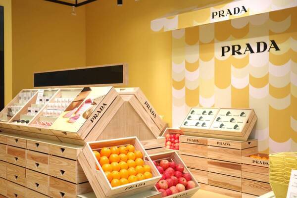 春ギフト探しにおすすめ！　プラダ ビューティが表参道ヒルズで“マーケット”イメージの期間限定ポップアップ開催中