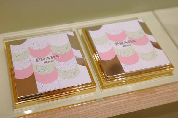 春ギフト探しにおすすめ！　プラダ ビューティが表参道ヒルズで“マーケット”イメージの期間限定ポップアップ開催中