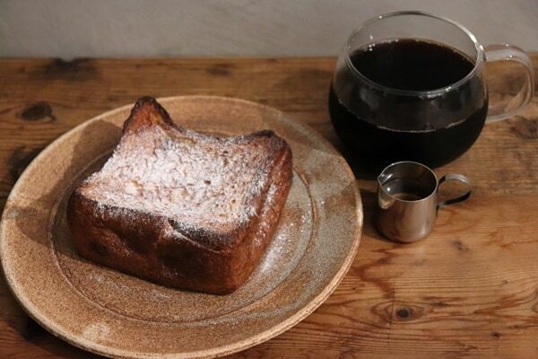 花とフレンチトーストを楽しむカフェ。東京・門前仲町に「花ナ々ナ」オープン