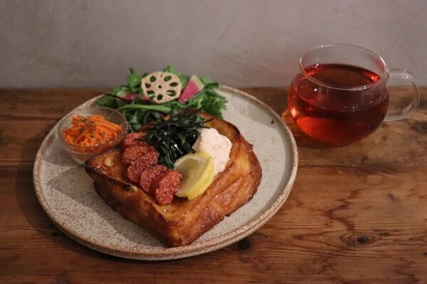 花とフレンチトーストを楽しむカフェ。東京・門前仲町に「花ナ々ナ」オープン
