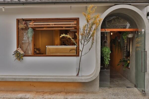 花とフレンチトーストを楽しむカフェ。東京・門前仲町に「花ナ々ナ」オープン