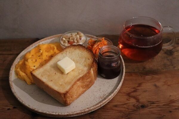 花とフレンチトーストを楽しむカフェ。東京・門前仲町に「花ナ々ナ」オープン