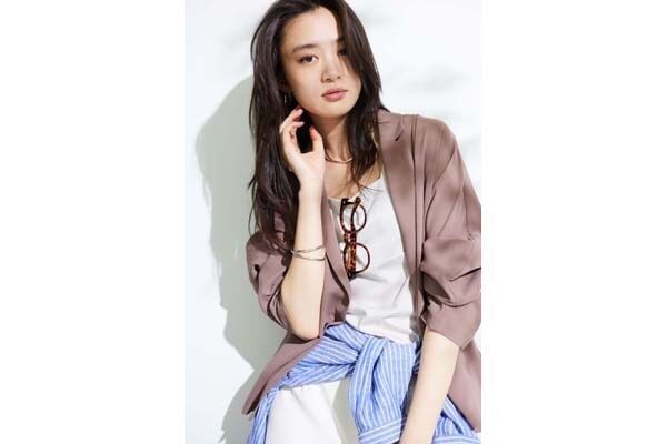 おしゃれにUVケア。INDIVIの「着る日傘」シリーズに吸汗速乾などの新機能を備えた新作が登場