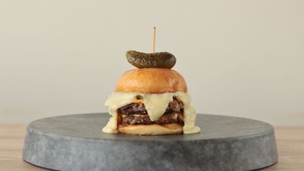 淡路島、話題の新店！ パン職人×自社牧場の牛でつくる“本気のご当地バーガー”が誕生！