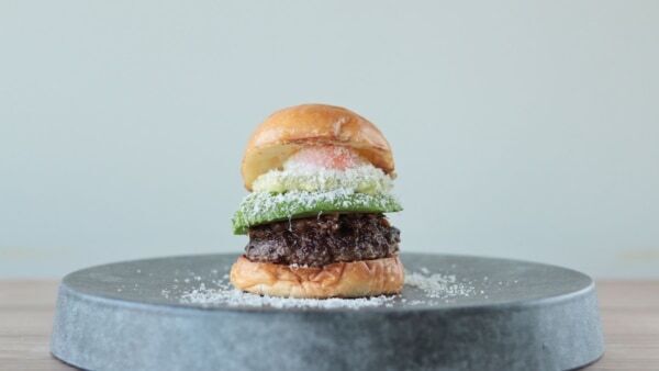 淡路島、話題の新店！ パン職人×自社牧場の牛でつくる“本気のご当地バーガー”が誕生！