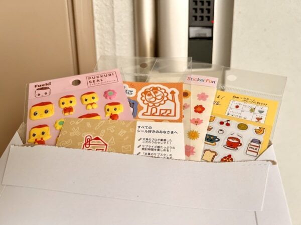 何が届くかはお楽しみ！　文具のプロがセレクトした、毎月届く「シールのサブスク」登場
