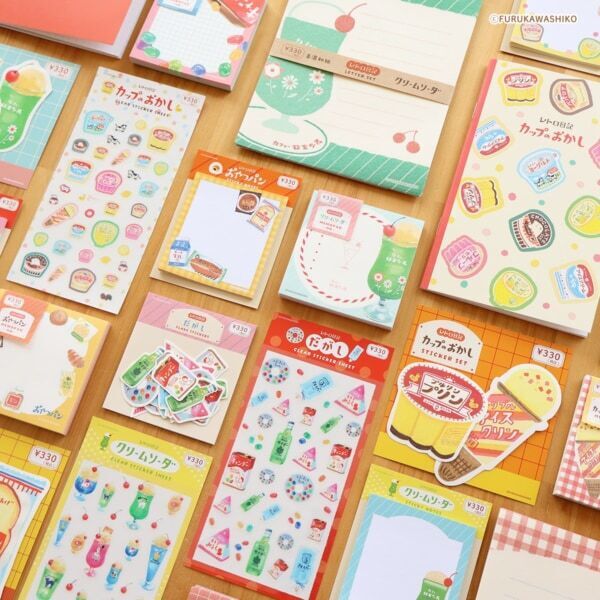 【キャンドゥ】レトロでかわいい！　懐かしいお菓子モチーフの「古川紙工デザイン」文房具を発売