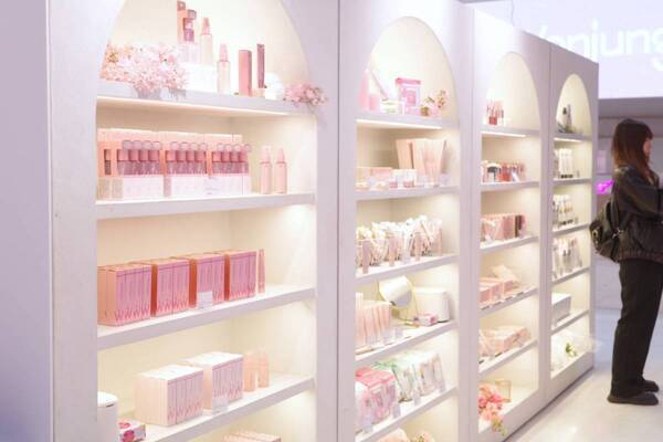 「＝LOVE」髙松瞳、野口衣織のメイクレシピを公開！　特別展「ウォンジョンヨ展」スタート