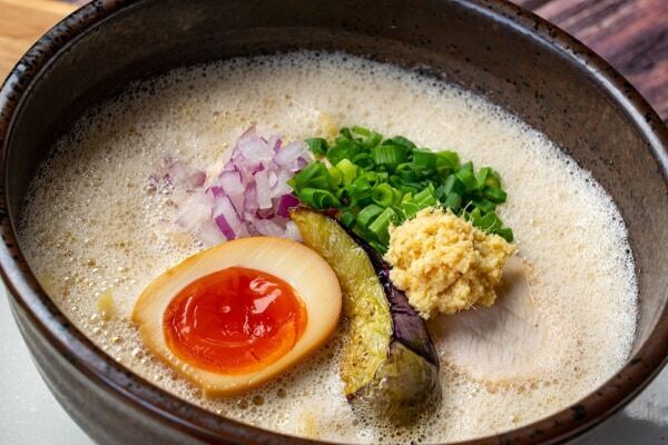 女性に寄り添う一杯を。“ふわっ”“あわっ”と広がる、泡立つ鶏白湯スープが魅力のラーメン店「白鶏舎」が初の単独店をオープン