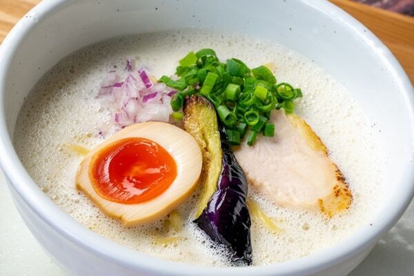 女性に寄り添う一杯を。“ふわっ”“あわっ”と広がる、泡立つ鶏白湯スープが魅力のラーメン店「白鶏舎」が初の単独店をオープン