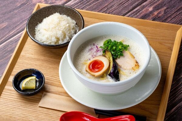 女性に寄り添う一杯を。“ふわっ”“あわっ”と広がる、泡立つ鶏白湯スープが魅力のラーメン店「白鶏舎」が初の単独店をオープン