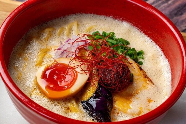 女性に寄り添う一杯を。“ふわっ”“あわっ”と広がる、泡立つ鶏白湯スープが魅力のラーメン店「白鶏舎」が初の単独店をオープン