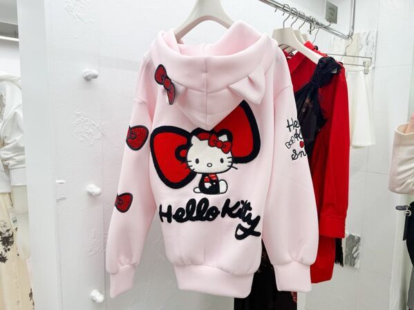 ハローキティコラボの限定アイテムやカフェも併設　SNIDELの路面店が青山にオープン