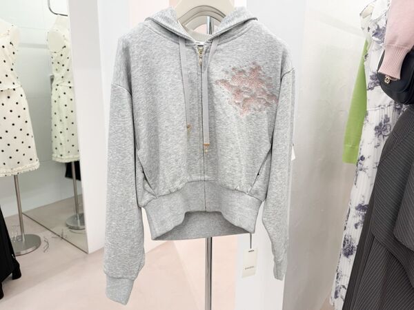 ハローキティコラボの限定アイテムやカフェも併設　SNIDELの路面店が青山にオープン