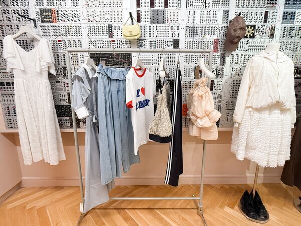 ハローキティコラボの限定アイテムやカフェも併設　SNIDELの路面店が青山にオープン