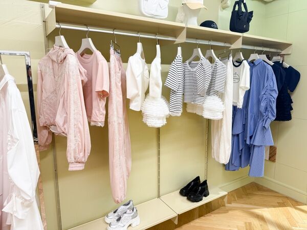 ハローキティコラボの限定アイテムやカフェも併設　SNIDELの路面店が青山にオープン