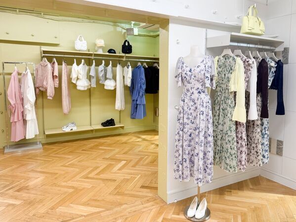 ハローキティコラボの限定アイテムやカフェも併設　SNIDELの路面店が青山にオープン