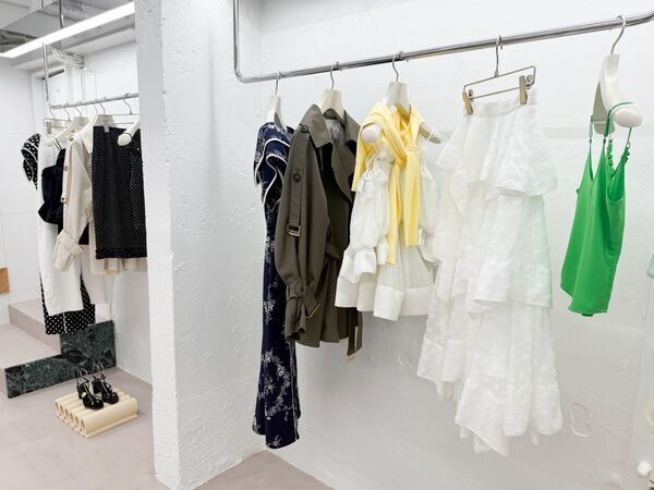 ハローキティコラボの限定アイテムやカフェも併設　SNIDELの路面店が青山にオープン