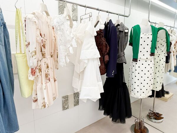 ハローキティコラボの限定アイテムやカフェも併設　SNIDELの路面店が青山にオープン