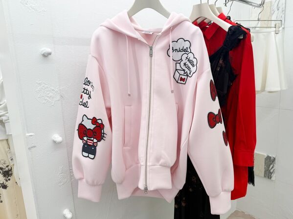 ハローキティコラボの限定アイテムやカフェも併設　SNIDELの路面店が青山にオープン