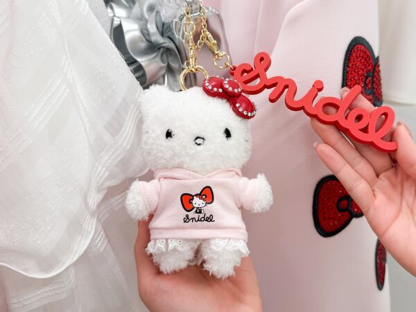 ハローキティコラボの限定アイテムやカフェも併設　SNIDELの路面店が青山にオープン